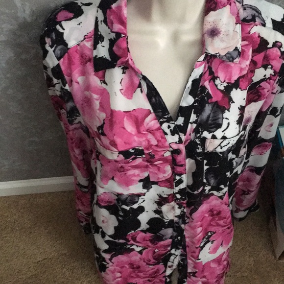 Beautiful button down - Picture 2 of 2